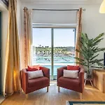 Marina Breeze With Pool - 900m From The *